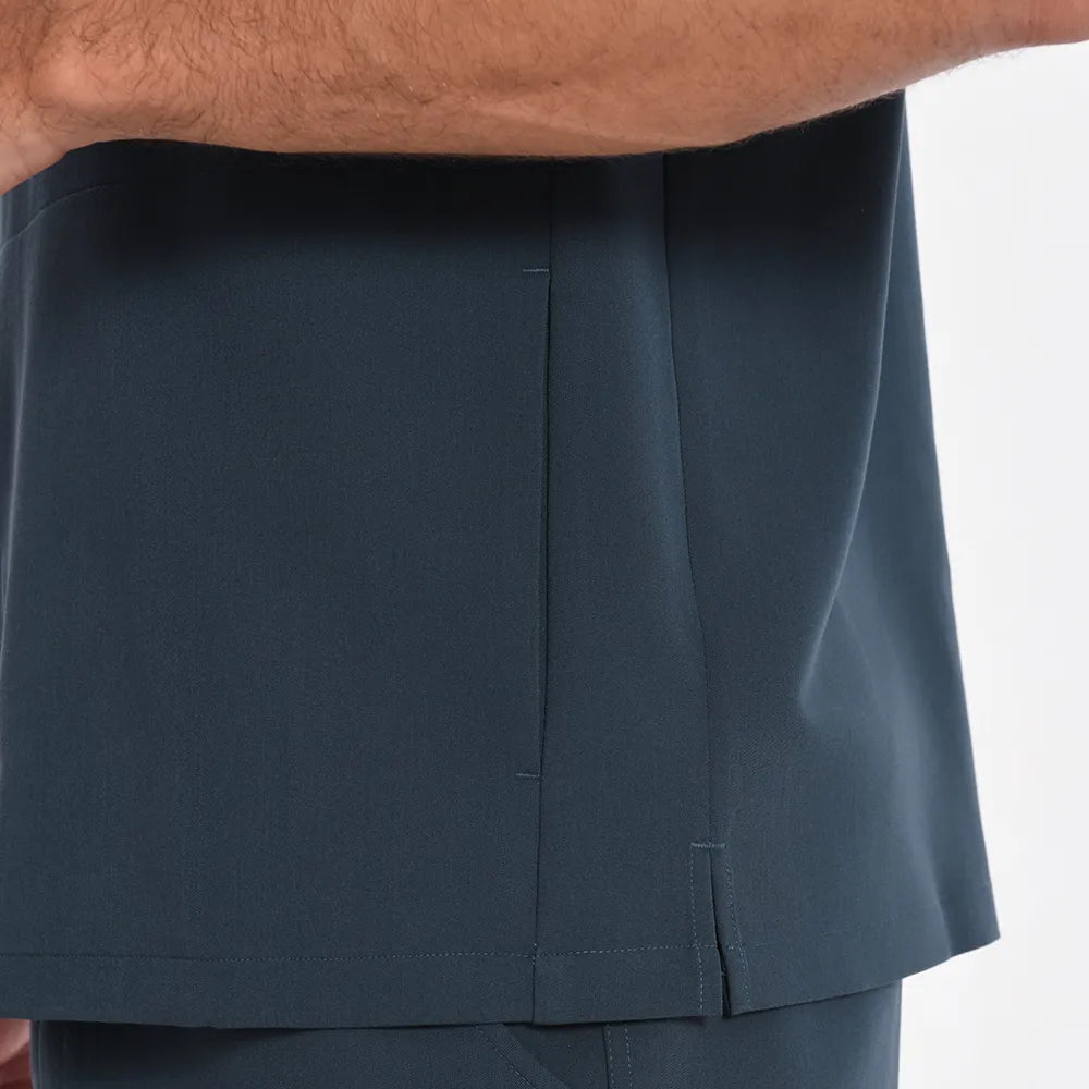 Blusa médica con cuello en V para hombre - 4 bolsillos | Kungfu Scrubs