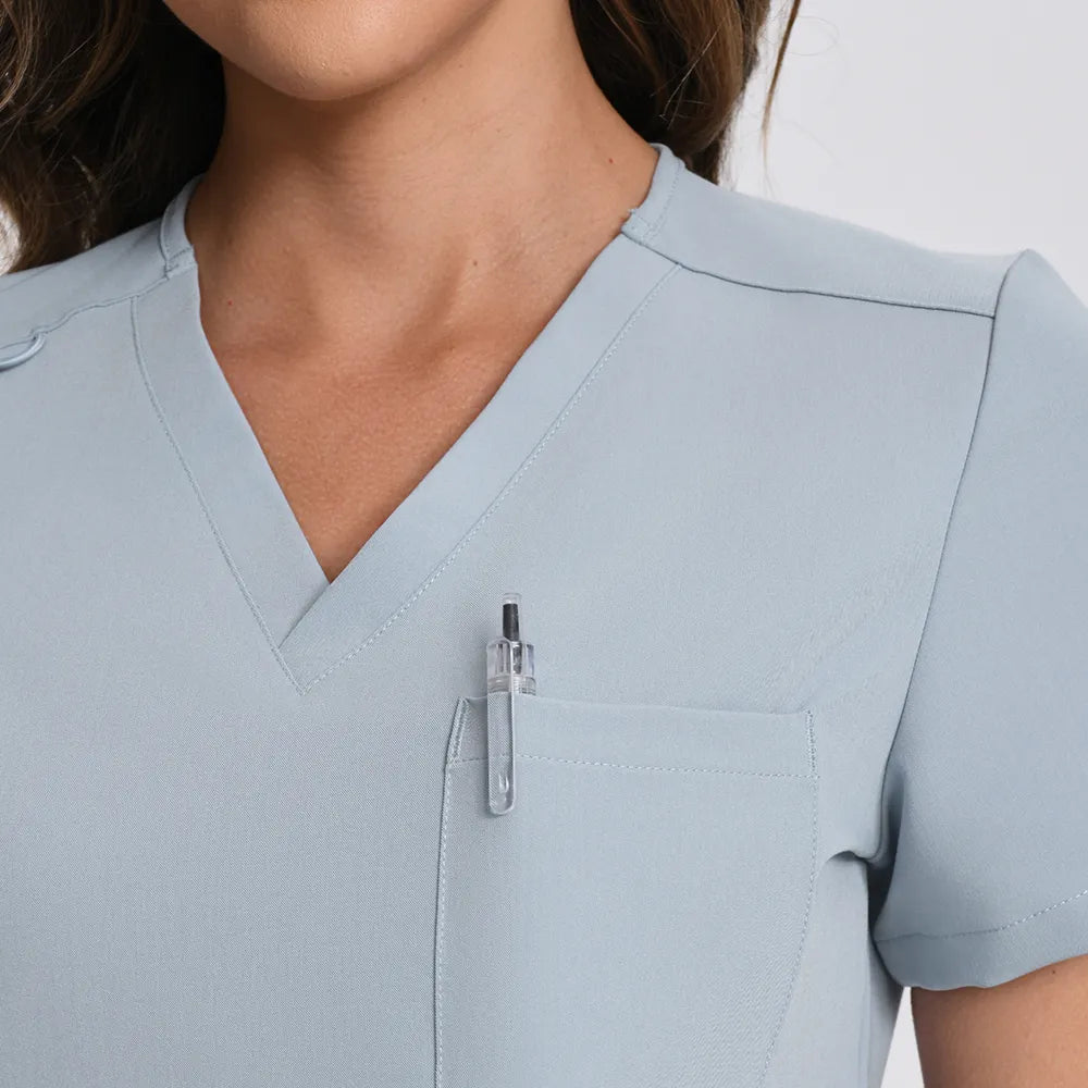 Blusas médicas esenciales de tres bolsillos KungfuScrubs